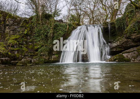 Ein Blick auf Janets Foss auf dem Weg zum Gordale Narbe in North Yorkshire, England, Vereinigtes Königreich. Stockfoto