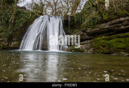 Ein Blick auf Janets Foss auf dem Weg zum Gordale Narbe in North Yorkshire, England, Vereinigtes Königreich. Stockfoto