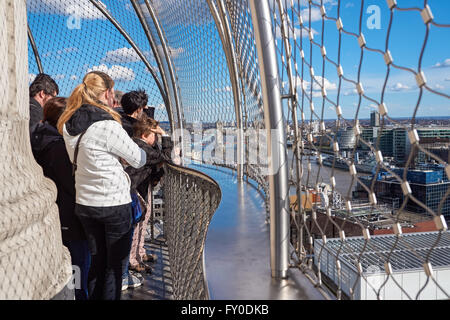 Besucher genießen die Aussicht von der Aussichtsplattform an an der Spitze des Denkmals, London England Vereinigtes Königreich UK Stockfoto