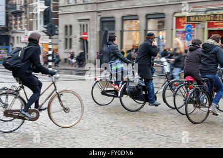 Radfahrer auf dem Dam Platz in Amsterdam, Niederlande Stockfoto