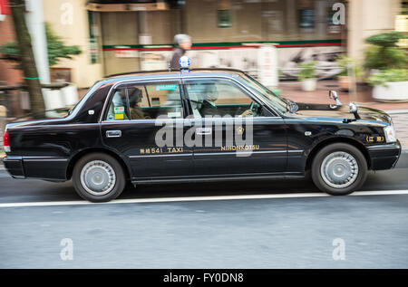 Toyota Corolla-Taxi auf der Straße in Tokyo City, Japan Stockfoto