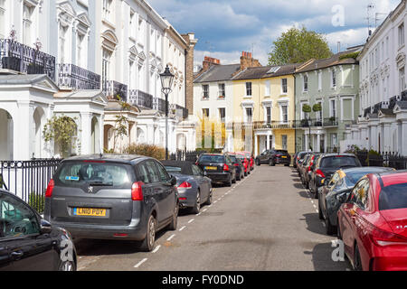 Reihenhäuser auf Chalcot Crescent in der Nähe von Primrose Hill, London England United Kingdom UK Stockfoto