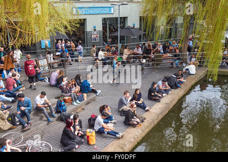 Menschen trinken am Camden Lock, Camden Town, London England Vereinigtes Königreich UK Stockfoto