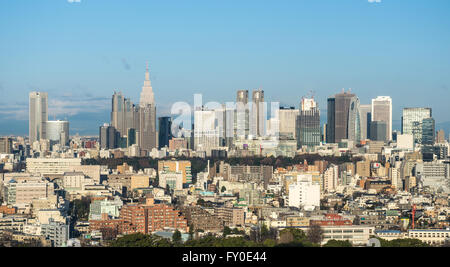 Luftaufnahme vom Hotel New Otani auf Wolkenkratzer im Geschäftsviertel Nishi Shinjuku in Tokio, Japan Stockfoto