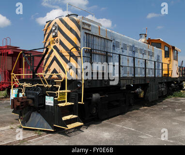 Ca. 1952 gebaut amerikanische Diesel-elektrische Lokomotive. Dieser besondere Motor betätigte sich in den östlichen USA Eisenbahnkorridors Stockfoto