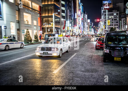 Toyota Corolla Taxi auf Chuo Dori Straße in Ginza Luxus Bezirk der Chuo, Tokyo City, Japan Stockfoto