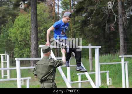 Militärische sport spiel zarnitsa. passage Hindernislauf Stockfoto