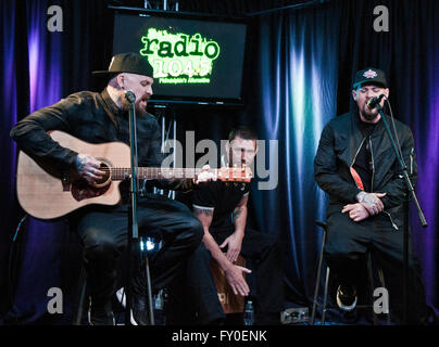 Bala Cynwyd, Pennsylvania, USA. 18. April 2016. US-amerikanische Alternative-Rock-Band Good Charlotte Besuch Radio 1045 Stockfoto