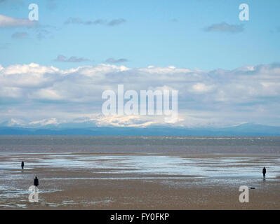 Blick auf Schnee bedeckt walisischen Hügeln von Crosby Strand. Sefton. Merseyside UK Stockfoto