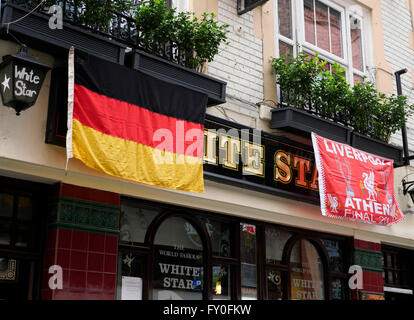 Liverpool UK 14. April 2016 fans Borussia Dortmund in Liverpool City Centre vor dem Spiel gegen den FC Liverpool an der Anfield Road Stockfoto