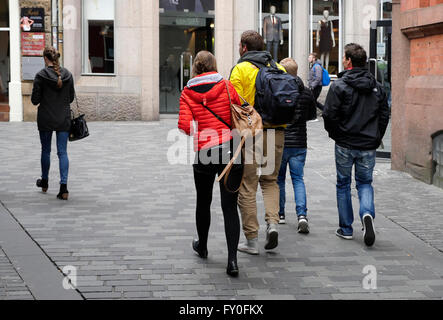 Liverpool UK 14. April 2016 fans Borussia Dortmund in Liverpool City Centre vor dem Spiel gegen den FC Liverpool an der Anfield Road Stockfoto