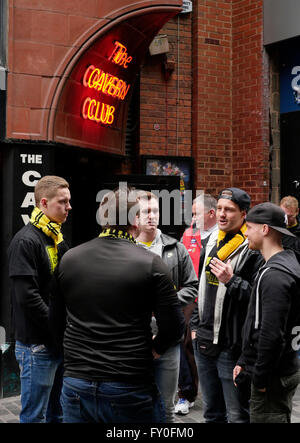 Liverpool UK 14. April 2016 fans Borussia Dortmund in Liverpool City Centre vor dem Spiel gegen den FC Liverpool an der Anfield Road Stockfoto