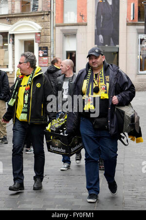 Liverpool UK 14. April 2016 fans Borussia Dortmund in Liverpool City Centre vor dem Spiel gegen den FC Liverpool an der Anfield Road Stockfoto