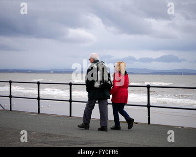 Menschen genießen Sie einen Spaziergang auf Crosby Promenade im Winter Stockfoto