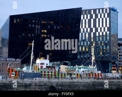 Moderne Gebäude im Albert Dock Bereich von Liverpool Albert Dock ist eine wichtige touristische Attraktion in der Stadt und die meistbesuchte Sehenswürdigkeit in Großbritannien außerhalb von London. Es ist ein wesentlicher Bestandteil von Liverpool UNESCO bezeichnet Maritime Mercantile Weltkulturerbestadt. Die Docking-komplex und Lager umfassen auch die größte Einzelsammlung der Klasse I aufgeführten Gebäude überall im Vereinigten Königreich Stockfoto