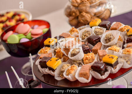 Verschiedene Arten von Kuchen in natürlichem Licht Stockfoto