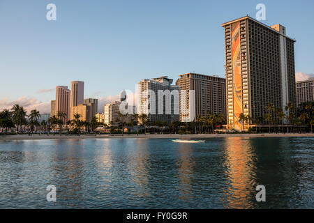 Ein Blick auf die Hilton Hawaiian Village Waikiki Beach Resort und die umliegenden Hotels bei Sonnenuntergang. Stockfoto
