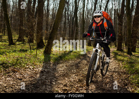 Mann-Radfahrer auf dem Fahrrad Stockfoto