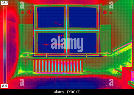 Infrarot-Thermo Bild der Heizkörper und ein Fenster auf ein Gebäude Stockfoto