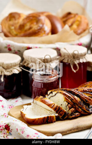 Obst und Beeren Marmelade in Gläsern. Verschiedene Arten von Brötchen. Selektiven Fokus. Stockfoto