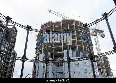 Verkleidung am Gasholder Wohnturm und Kräne auf Elite Gehäuse Baustelle Pancras Schlossseite Kanal in Kings Cross London UK KATHY DEWITT Stockfoto