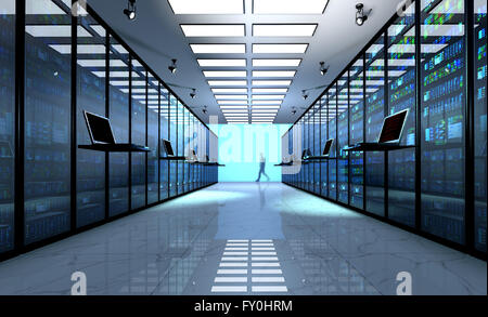 Terminal-Monitor im Serverraum mit Server-Racks im Rechenzentrum Interieur Stockfoto