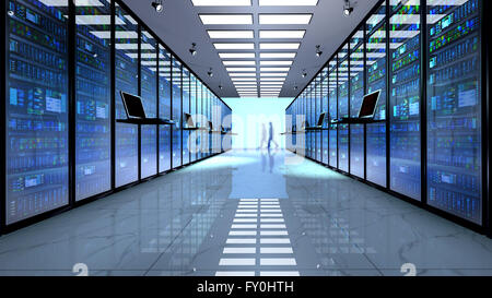 Terminal-Monitor im Serverraum mit Server-Racks im Rechenzentrum Interieur Stockfoto