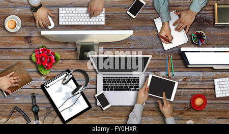 Gruppe der viel beschäftigte Leute, die in einem Büro gearbeitet. Stockfoto
