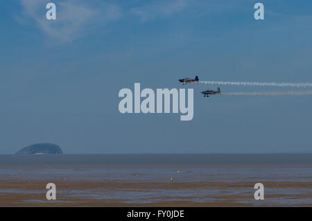 Weston-super-Mare-Airshow mit steilen Holm Insel im Hintergrund Stockfoto