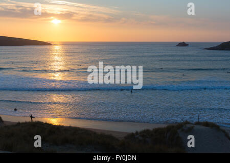 Surfen bei Sonnenuntergang in Cornwall Crantock Bay und Strand England UK in der Nähe von Newquay Stockfoto