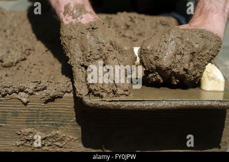 Handwerk. Reihenfolge der Zubereitung aus Lehmziegeln in der Platte Stockfoto