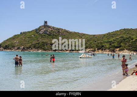 Porto Giunco, Italien - 05. Juni: Nicht identifizierten Personen im Strand Porto Giunco (Villasimius). Sonniger Tag mit Menschen am Strand, tran Stockfoto