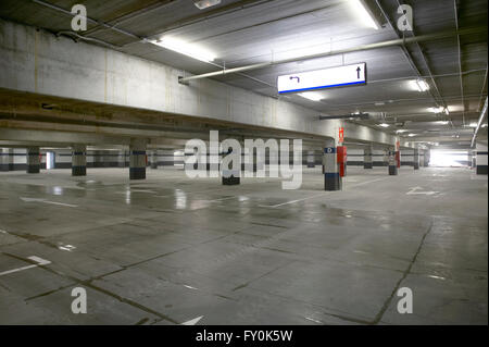 Parkplätze für Autos in Grautönen. Querformat Stockfoto