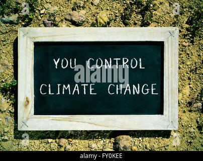 Nahaufnahme von einer hölzernen gerahmten Tafel mit dem Text Sie steuern, Klimawandel Stockfoto