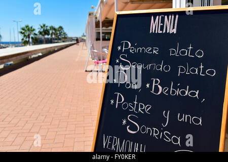 Nahaufnahme von der Tafel ein Restaurant in einer Küstenstadt in Spanien, mit einem generischen Menü mit Vorspeise, Hauptgericht, br Stockfoto