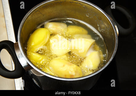 Kartoffeln kochen in der Kasserolle auf elektrischer Kamin Stockfoto