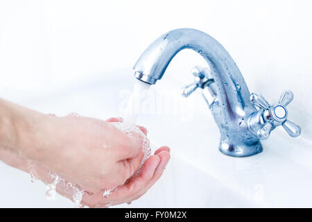 Hände waschen unter fließendem Wasser tippen closeup Stockfoto