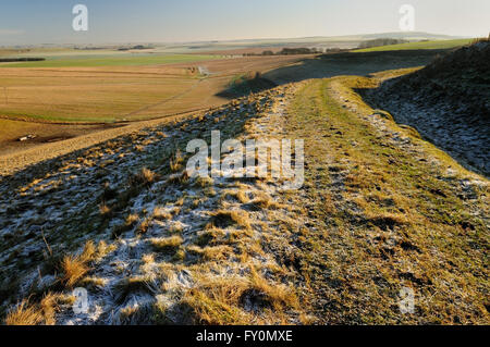 Ein Frostiger Morgen entlang der Wansdyke alte Erdarbeiten in Wiltshire Downs. Stockfoto