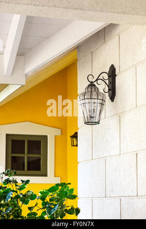 Veranda Dekor Elemente Metall und Glas hübsche Wandleuchte an der Wand montiert Stockfoto