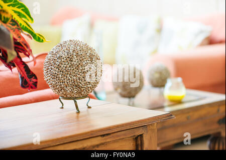 Modernes Interieur Wohnzimmer Detail Muschel Kugeln für Table-Top Handwerk-Element-Objekt Stockfoto