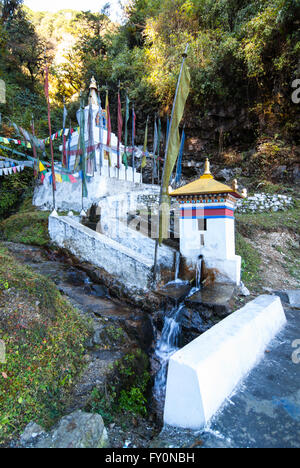 Wasser-gedrehte Gebetsmühle und Stupa neben Straße zwischen Dochu La und Metshina im westlichen Bhutan Stockfoto
