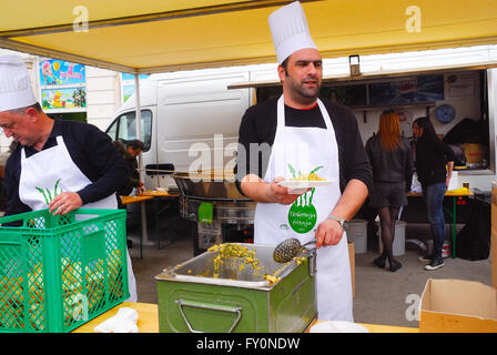 Pula, Istrien, Kroatien. Am Ostersonntag eine große Omelette mit Eiern und wildem Spargel zubereitet und verteilt auf dem Marktplatz (Narodni Trg) Stockfoto
