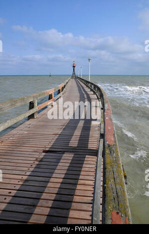 Leuchtturm Hafen von Courseulles in Frankreich Stockfoto