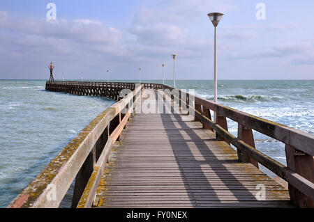 Leuchtturm Hafen von Courseulles in Frankreich Stockfoto