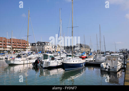 Hafen von Courseulles Sur Mer im Departement Calvados in der Region Basse-Normandie in Nordfrankreich Stockfoto