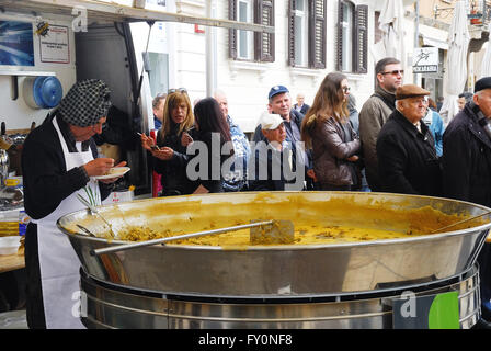 Pula, Istrien, Kroatien. Am Ostersonntag eine große Omelette mit Eiern und wildem Spargel zubereitet und verteilt auf dem Marktplatz (Narodni Trg) Stockfoto
