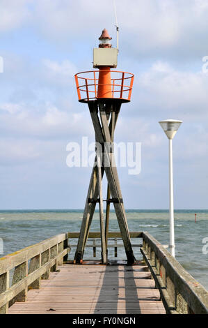 Leuchtturm Hafen von Courseulles in Frankreich Stockfoto