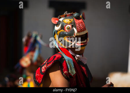 Tänzer tragen hölzerne Maske darstellende Stocktanz Schwarzhals-Kranich-Festival, Gangte Kloster, Phobjikha Tal, Bhutan Stockfoto