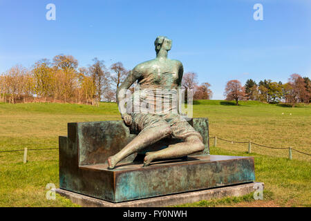 Drapierte sitzende Frau, c1957-58-Bronze-Skulptur von Henry Moore in Yorkshire Sculpture Park. Stockfoto