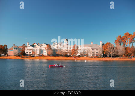 Touristischen Auto Decke auf dem Wasser in wunderschönen Seeblick Stockfoto